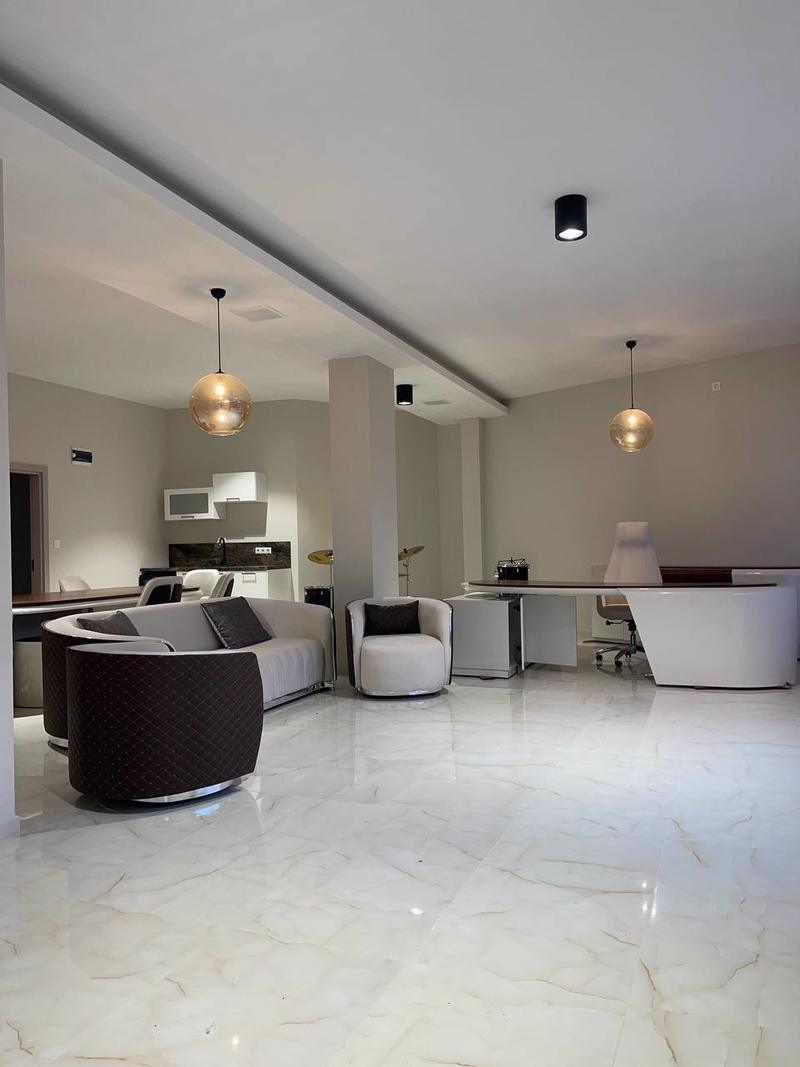 Ready business property with excellent visibility in a lively area with a constant flow of people