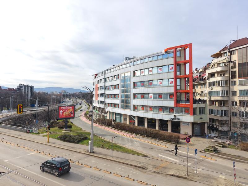 Large ground-floor space with boulevard frontage