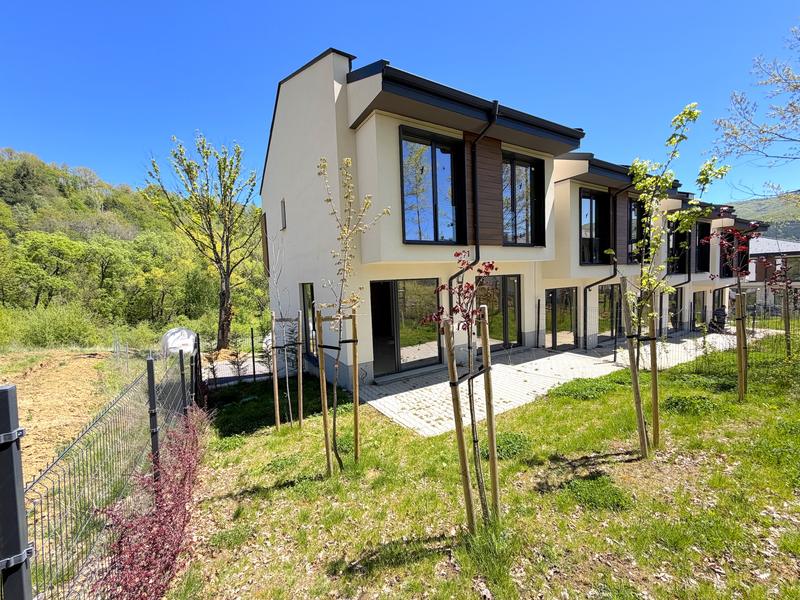 Functional 3-level house with double garage and parking space in Vladaya village
