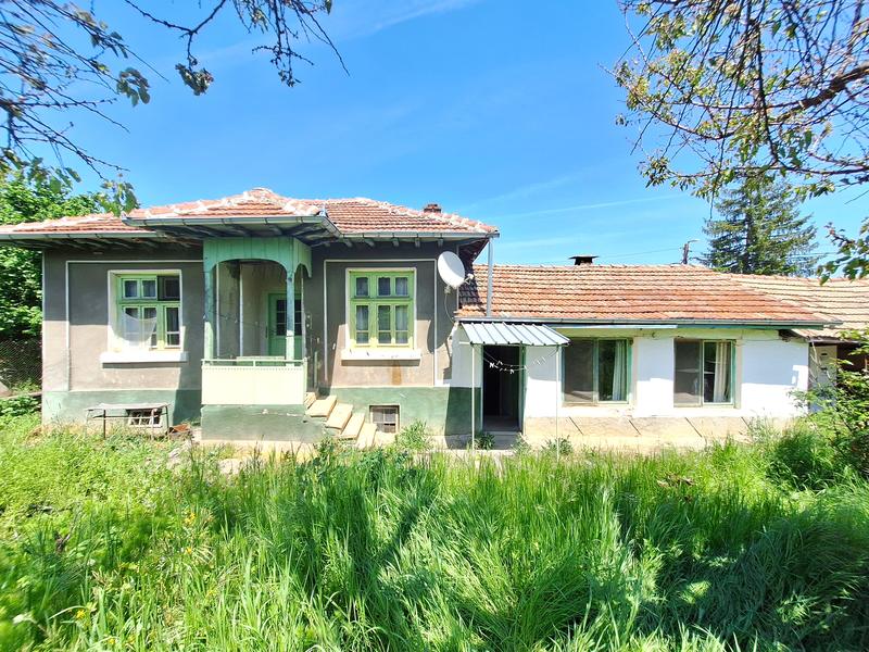 Single-storey house with a flat garden, outbuildings and excellent potential
