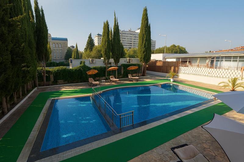 Fully furnished property with private garden access in a renovated residential complex