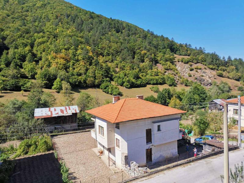 House with four bedroom in a nice village on the left bank of the river Belichenska 