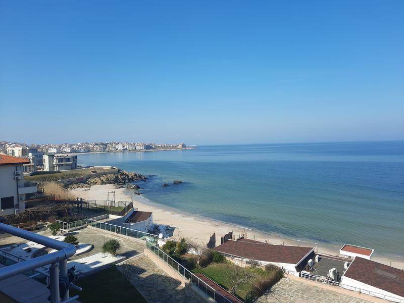 Spacious apartment with parking space and direct sea view
