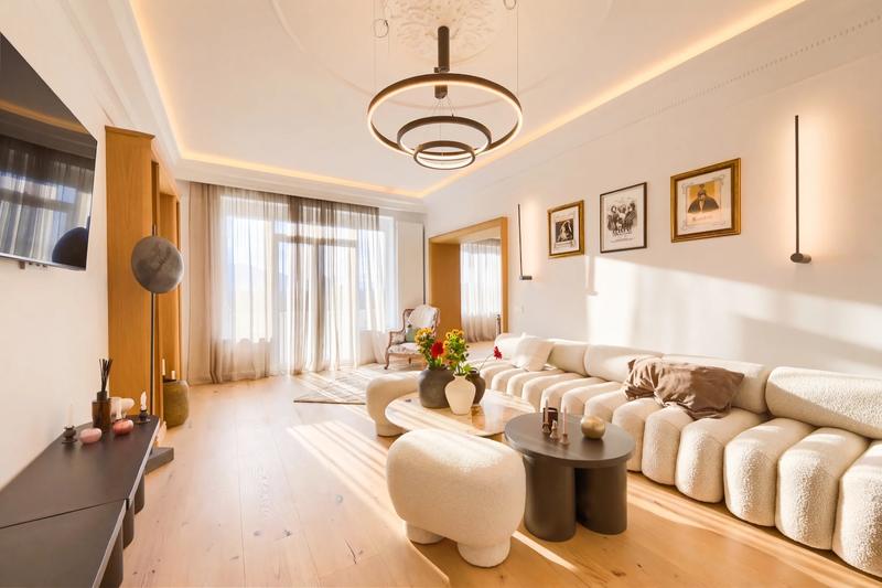 Exceptional three-bedroom apartment with high ceilings and a prestigious address