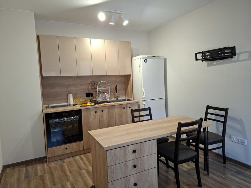 Fully furnished modern apartment close to major roads, schools, park and public transport