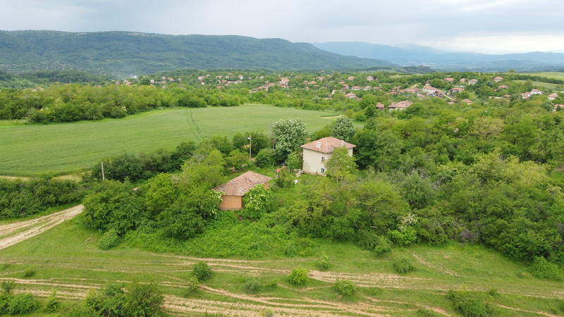 House in need of full renovation, offering exceptional privacy, south-facing orientation