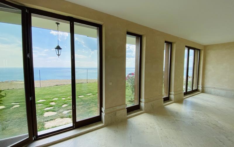 Complex in "old Bulgarian house" style with sea view