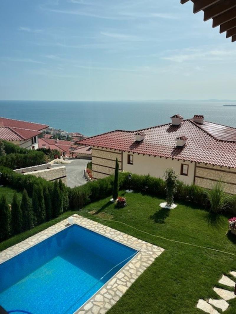 Complex in "old Bulgarian house" style with sea view