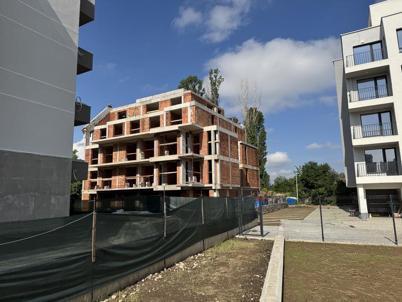 Comfortable apartments with walking access to metro station, hospital, school