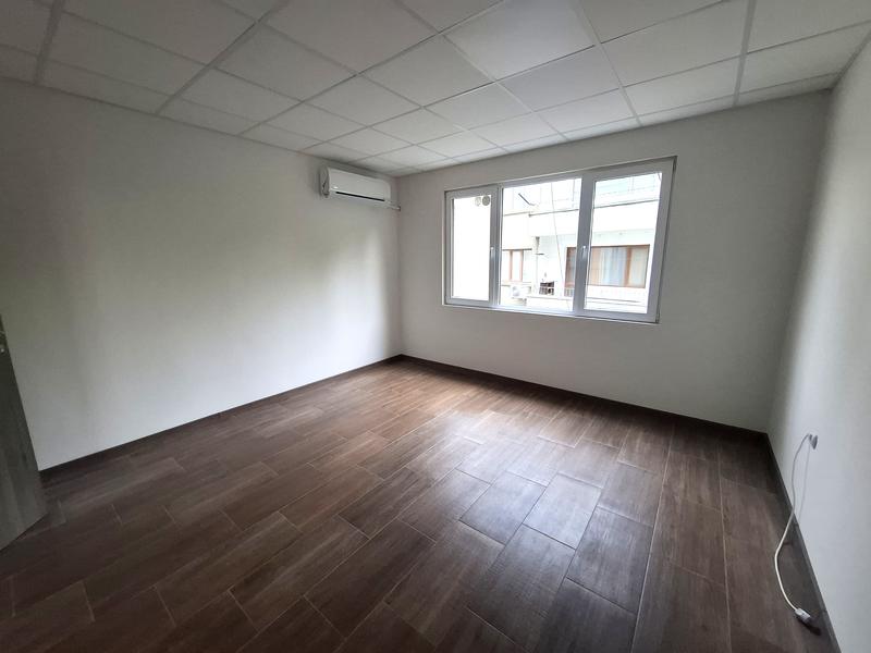 Functional office with two workspaces, terrace and excellent location near the Cooperative Market
