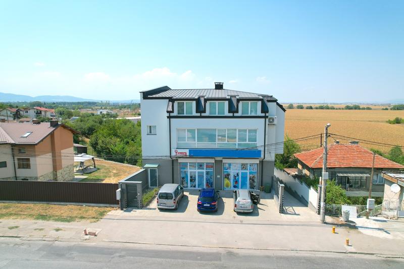 Commercial property with excellent visibility and four parking spaces 