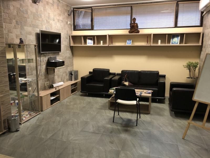 Functional business property with four offices and an excellent location next to Bratya Buxton Blvd.
