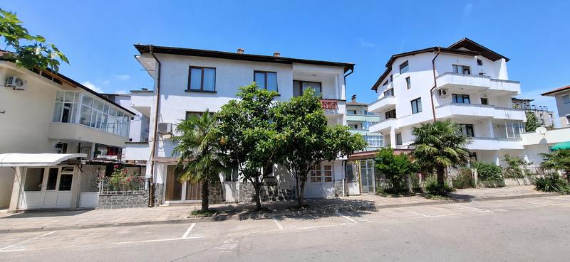 Spacious property with two entrances, 4 bedrooms, an additional studio and excellent rental potential