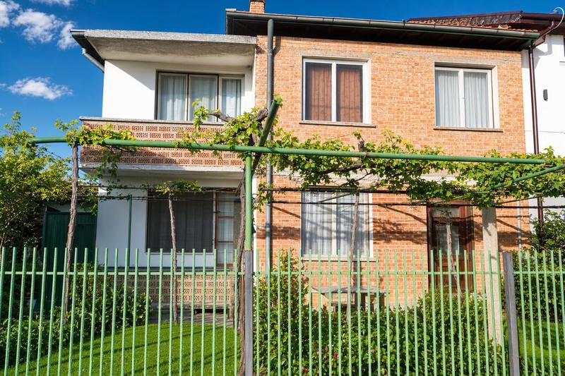 Spacious family property with a second house, garages
