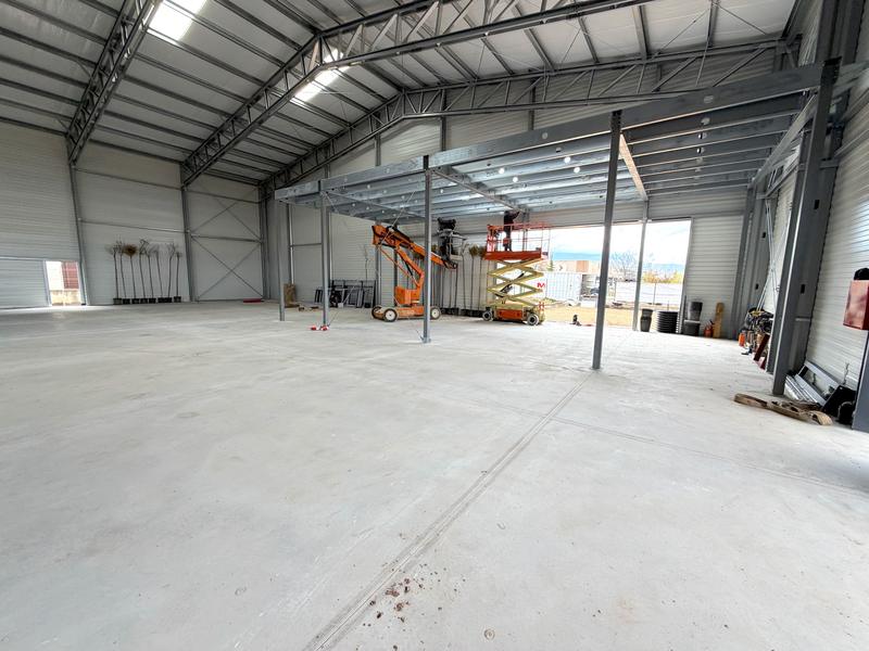 Business property suitable for a logistics center, production and distribution with a convenient connection to the capital
