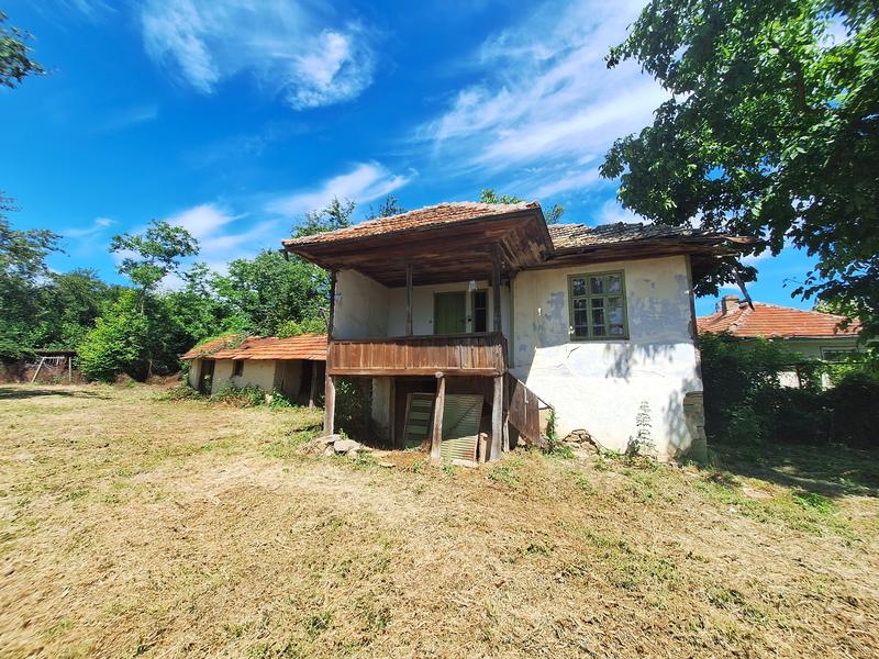 Property with authentic rural character, well, outbuilding and renovation potential
