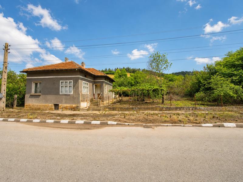 Property featuring two separate houses, a large garden, and excellent development potential in the scenic Danubian Plain