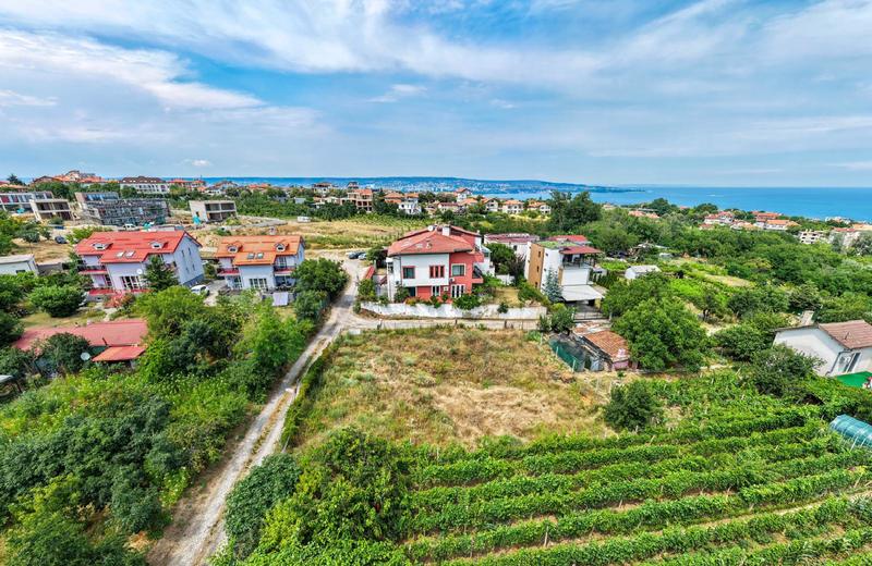 Corner plot 200 m from the main road, with a ready project for a two-storey house and excellent investment potential