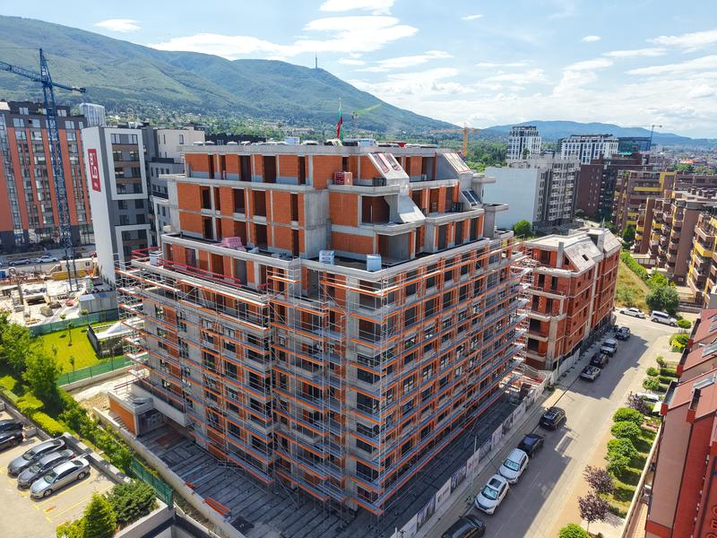 A building that benefits from a great location and various city amenities nearby