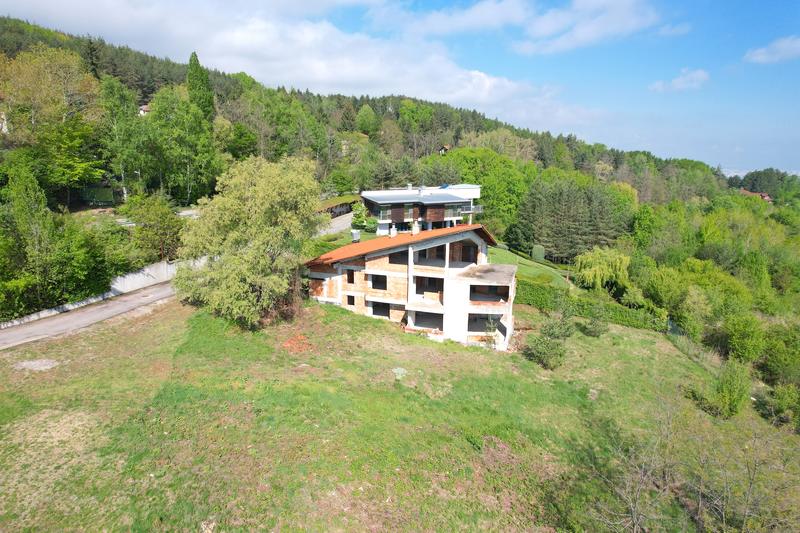 Detached house with large garden above Simeonovo district