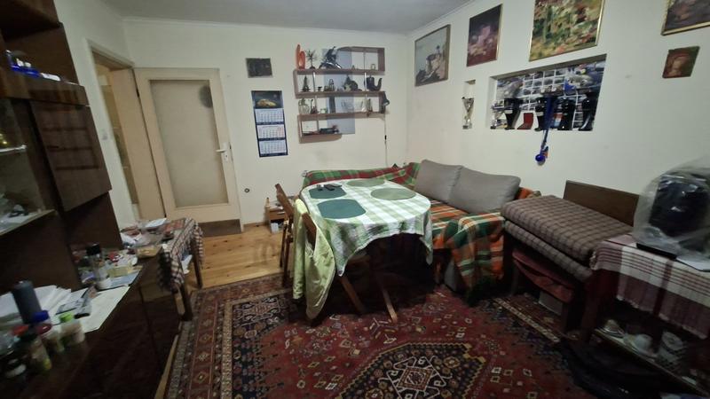 Property in a well-maintained building close to shops, schools, convenient transport links