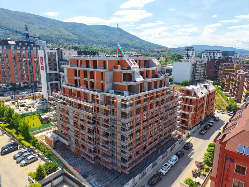 A building that benefits from a great location and various city amenities nearby