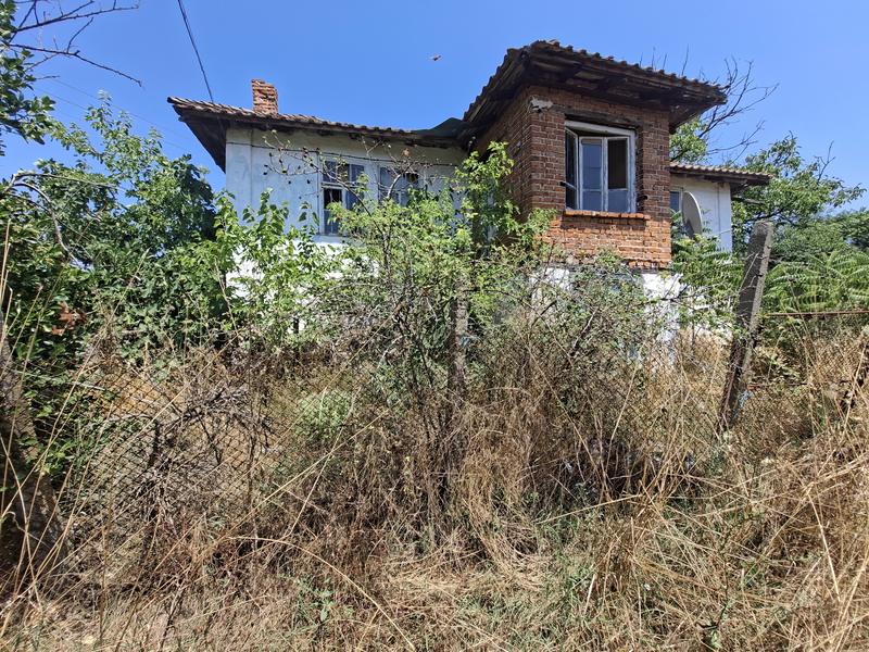 Property with a large garden, a private well, and excellent potential in a peaceful village surrounded by beautiful nature