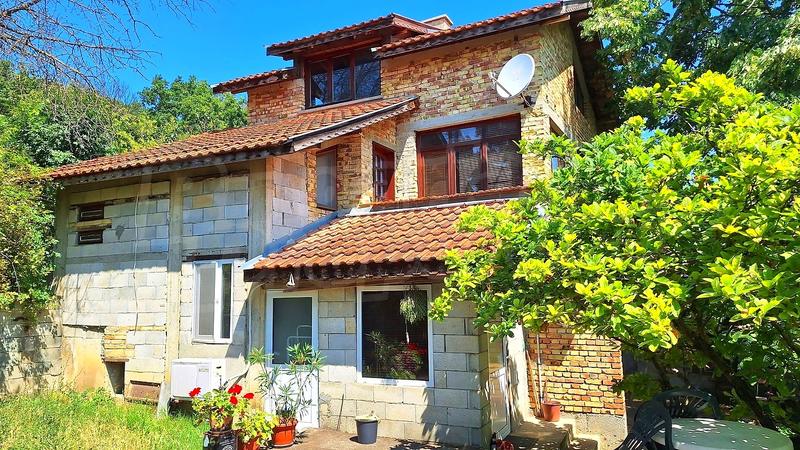 Furnished home with garden and own water source
