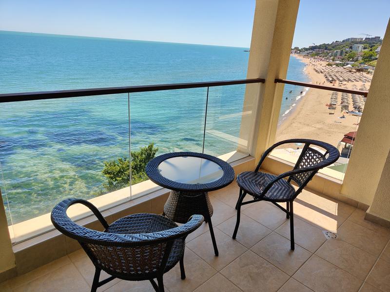 Furnished apartment with frontal sea views and direct beach access