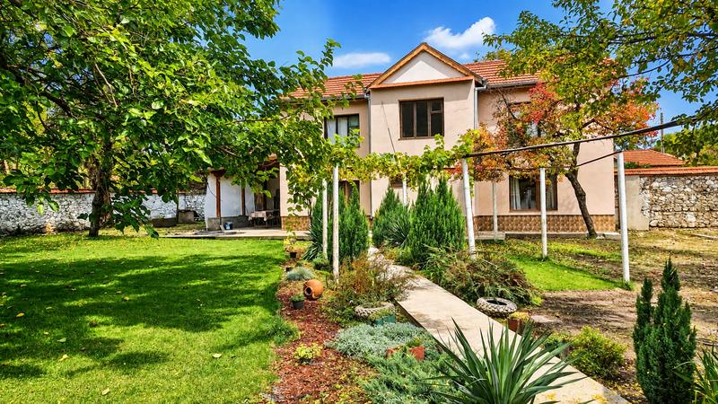 Fully renovated house with a spacious garden and breathtaking mountain views

