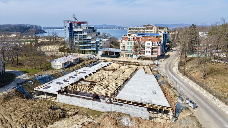 Studios, 1- and 2-bedroom apartments in an excellent complex just 30 meters from the golden beach