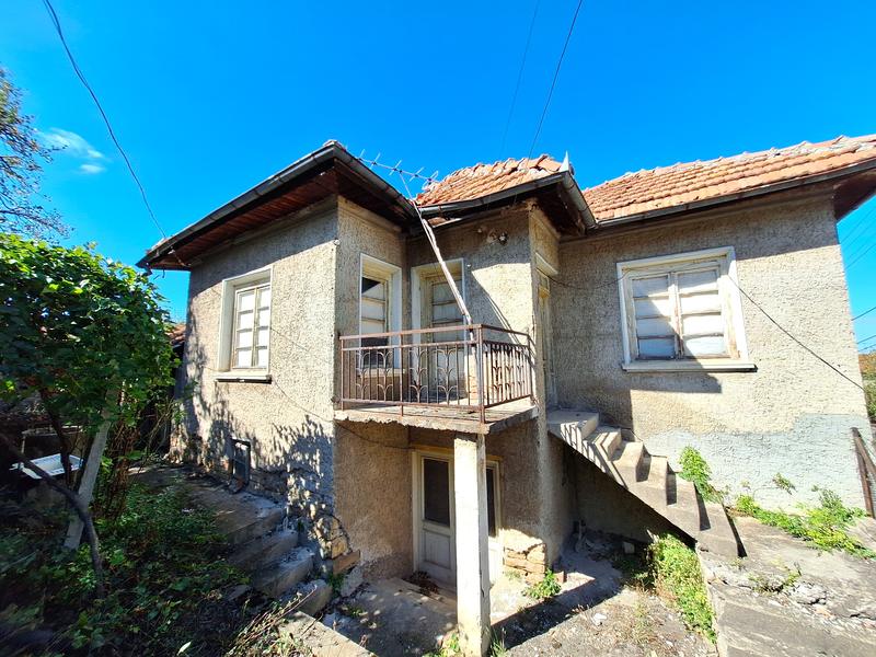 Two-storey house for renovation with garden