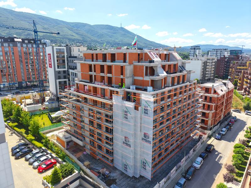 A building that benefits from a great location and various city amenities nearby