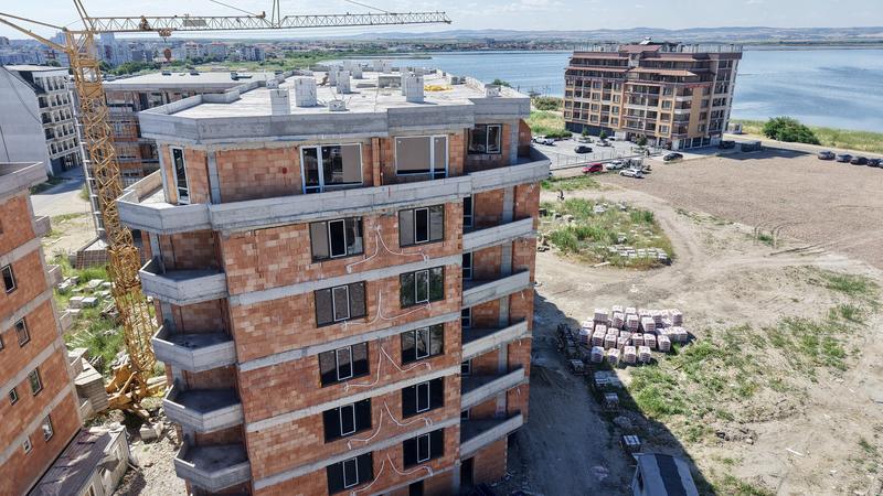 Apartments under construction in peaceful neighborhood close to the center and to the rehabilitation complexes of Pomorie