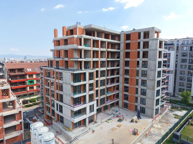 A building that benefits from a great location and various city amenities nearby
