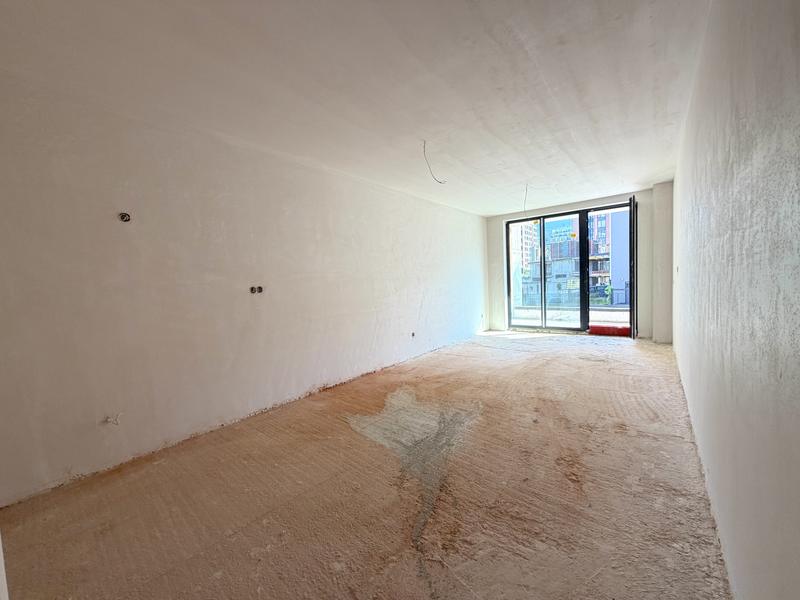 A building that benefits from a great location and various city amenities nearby