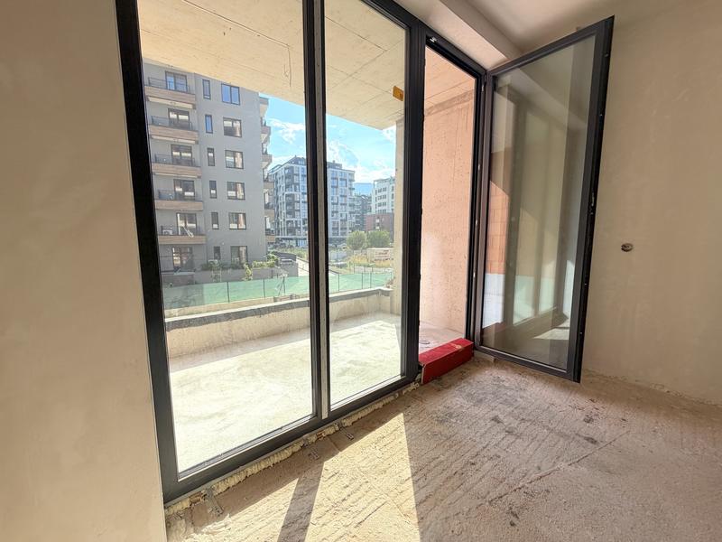 A building that benefits from a great location and various city amenities nearby