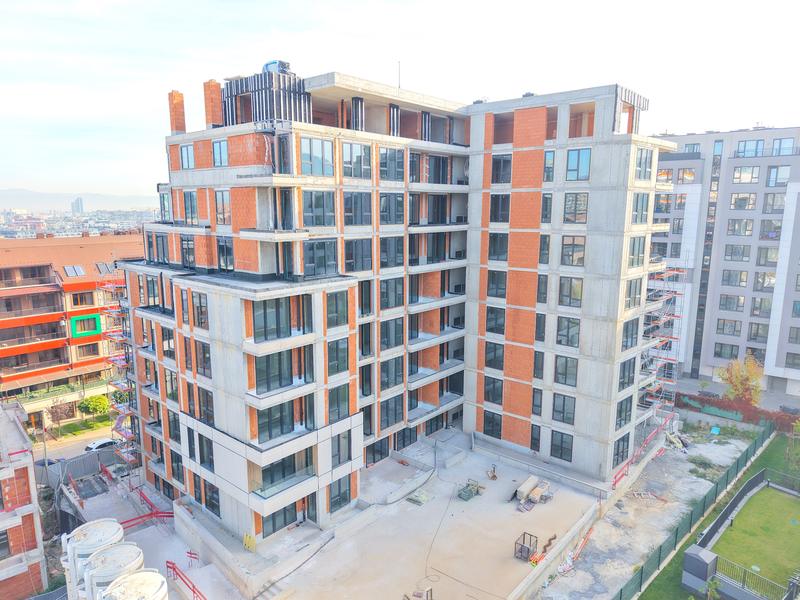 A building that benefits from a great location and various city amenities nearby