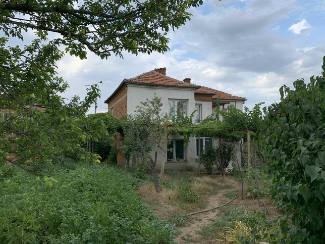 Rural property with garage, outbuildings and beautiful garden Rural property with garage, outbuildings and beautiful garden