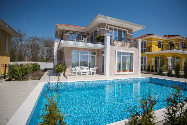 Complex of three separate townhouses with Act 16 in Sarafovo district Complex of three separate townhouses with Act 16 in Sarafovo district