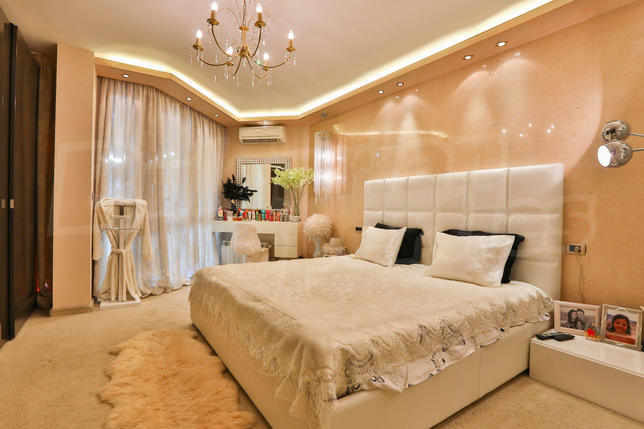 Stylishly furnished comfortable home with double garage next to a park Stylishly furnished comfortable home with double garage next to a park