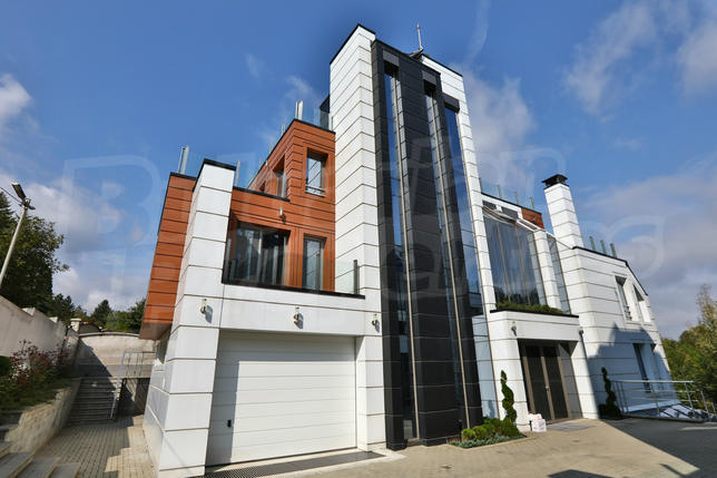 Exclusive new home with modern amenities and prestigious location in the mountain