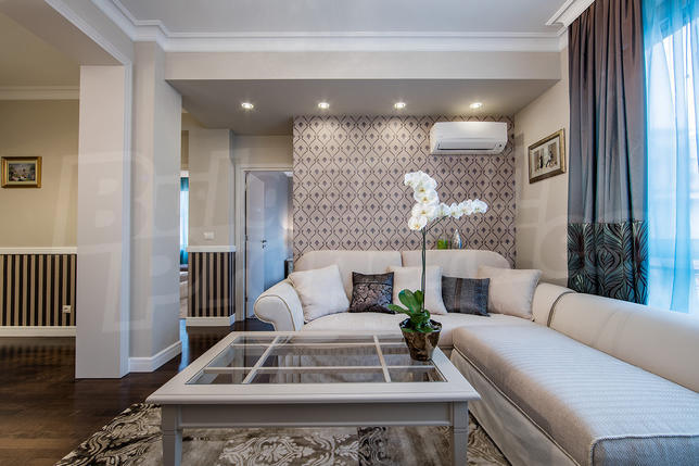 Designedly furnished apartment with classic English décor Designedly furnished apartment with classic English décor
