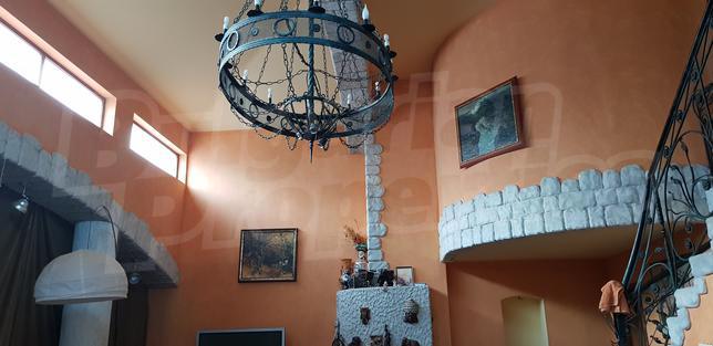 Stylish family house with large landscaped yard and six bedrooms Stylish family house with large landscaped yard and six bedrooms