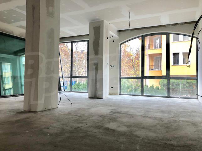 Southeast-facing apartment in residential complex with restaurant, garden, security Southeast-facing apartment in residential complex with restaurant, garden, security