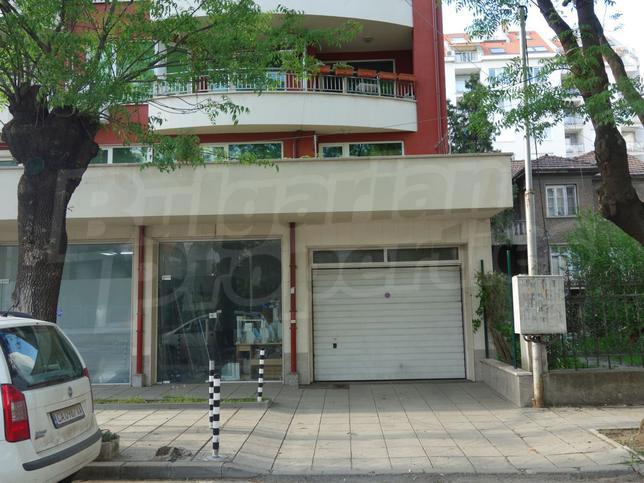 Commercial premises on a street with many shops, close to a key boulevard Commercial premises on a street with many shops, close to a key boulevard