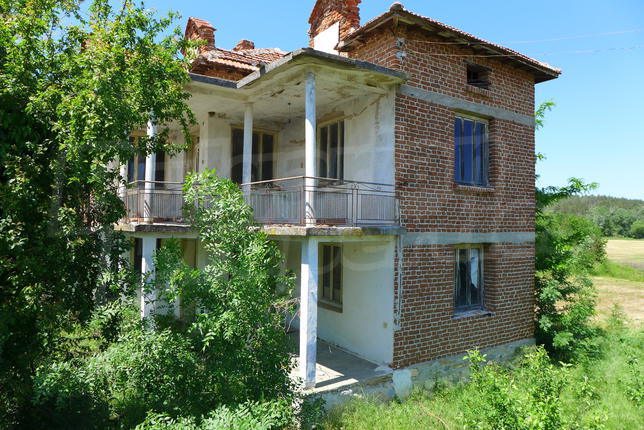 House with a large yard and a garage in a quiet area House with a large yard and a garage in a quiet area