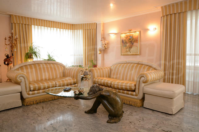 Designer furnished home near trade center Grand and Toro Restaurant Designer furnished home near trade center Grand and Toro Restaurant