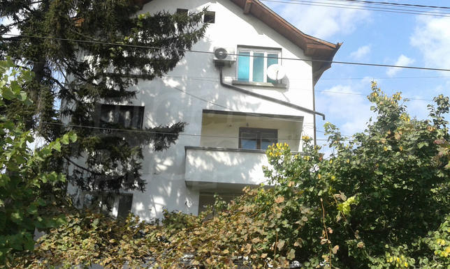 Urban property with yard, separate entrance and attic premises
Urban property with yard, separate entrance and attic premises