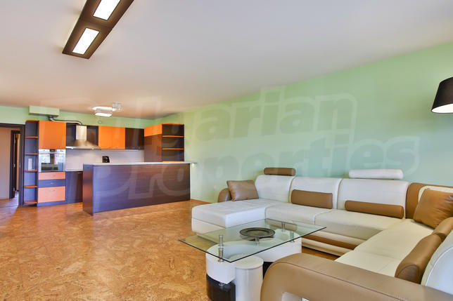 Large apartment with modern equipment next to schools and urban amenities Large apartment with modern equipment next to schools and urban amenities